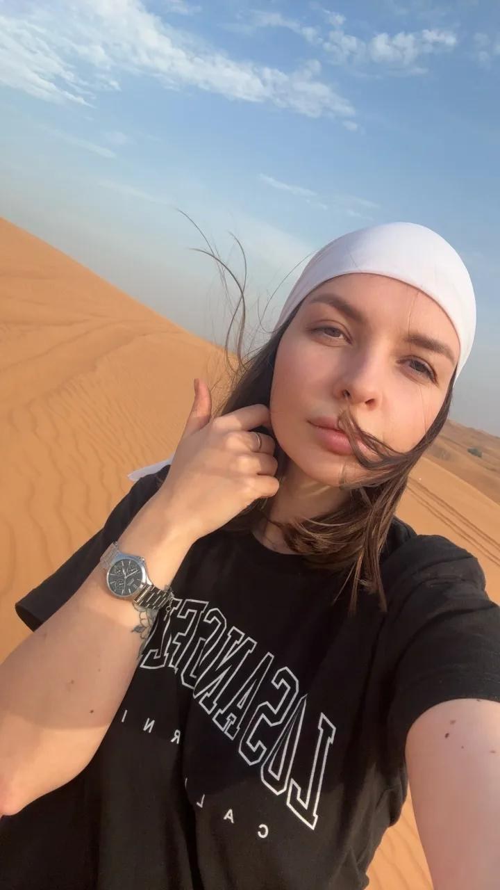 Виктория во время поездки в пустыню